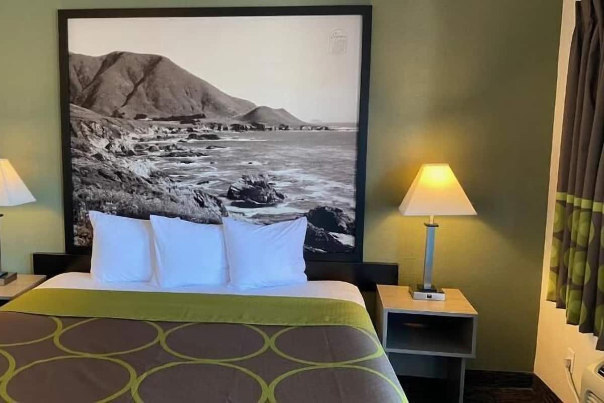 Desk, free cots/infant beds, free WiFi, bed sheets