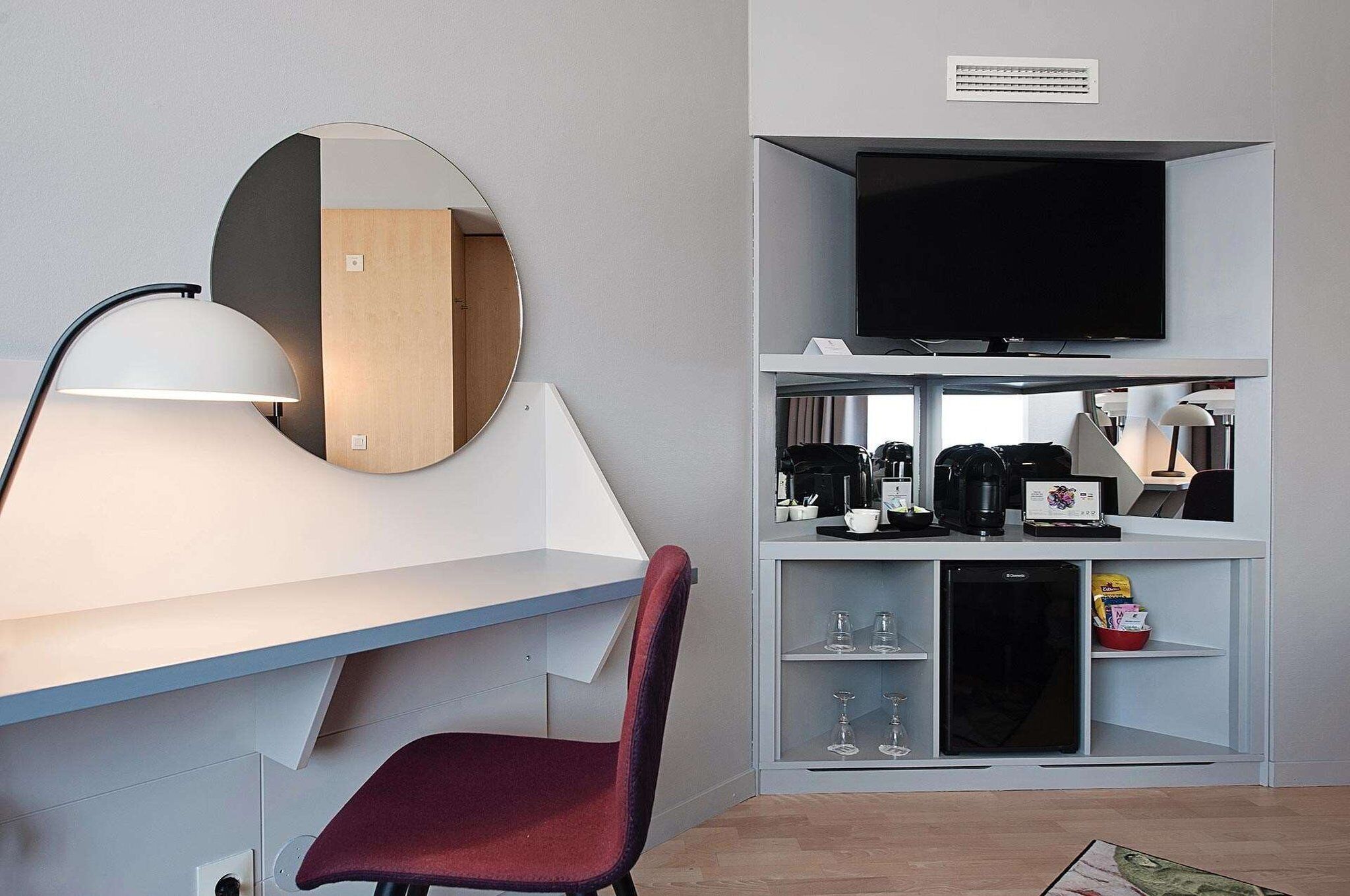 hypo-allergenic bedding, in-room safe, desk, blackout curtains