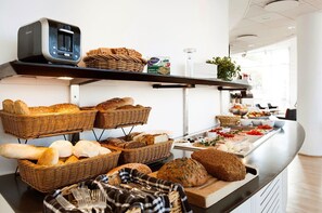 Petit déjeuner buffet compris