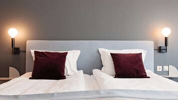 Bộ đồ giường kháng dị ứng, két bảo mật tại phòng, bàn, màn/rèm cản sáng