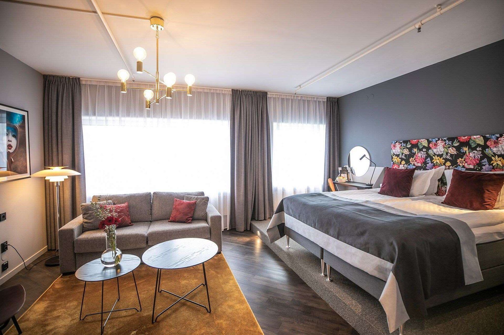 Hypo-allergenic bedding, in-room safe, desk, blackout curtains