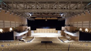 An auditorium with tiered seating, a stage, and a balcony. - Elite Park Hotel Växjö (Växjö)