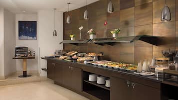 Café da manhã com buffet todos os dias mediante uma taxa