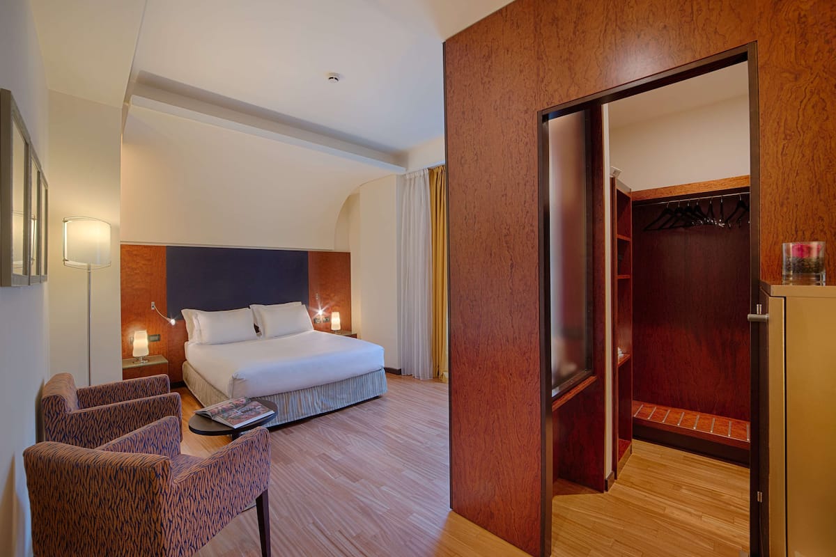 1 chambre, minibar, coffres-forts dans les chambres, bureau