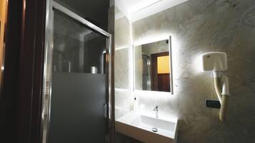 Kostenlose Toilettenartikel, Haartrockner, Bidet, Handtücher