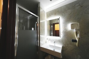 Free toiletries, hair dryer, bidet, towels - Hotel Palazzo Vecchio (Florence)