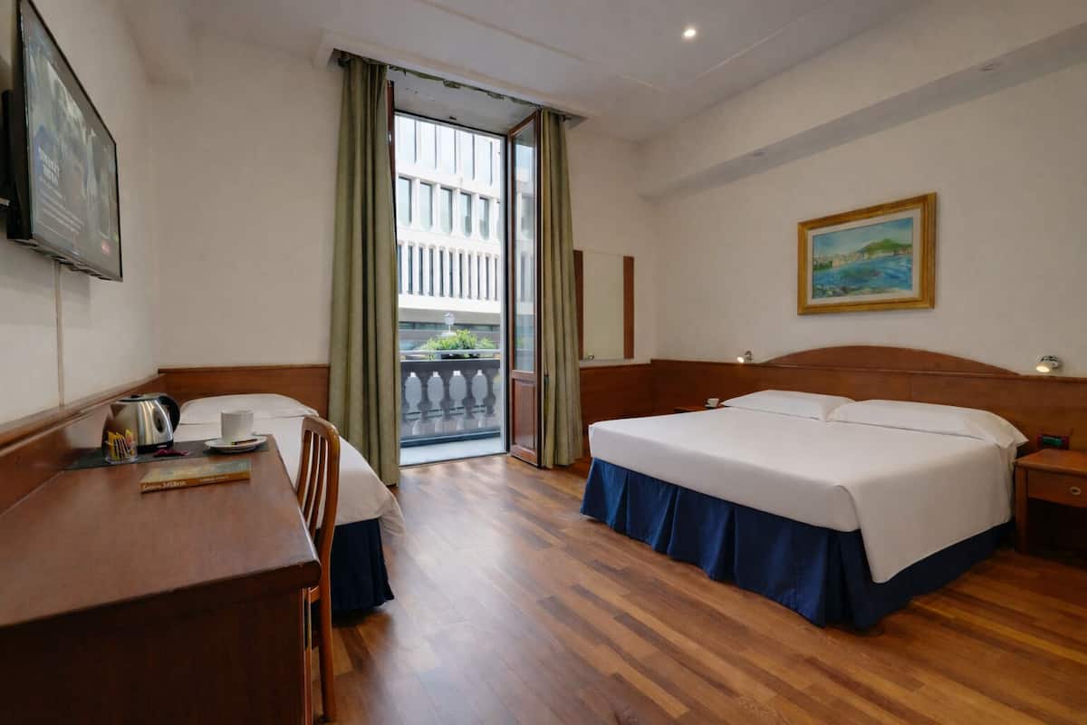 三人房 | 房內夾萬、書桌、免費 Wi-Fi、床單