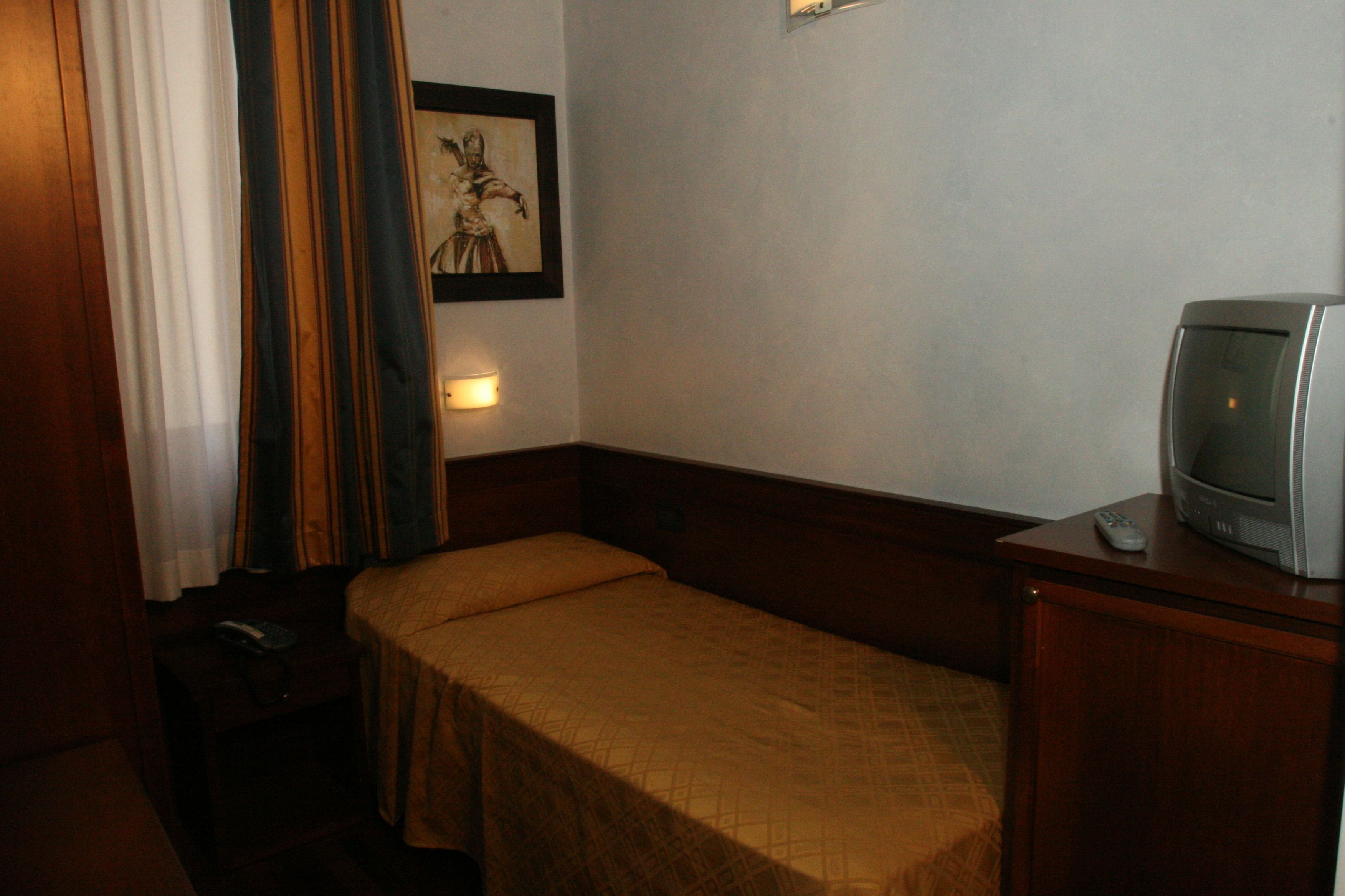 single room (small) | in-room safe, desk, free wifi, bed sheets