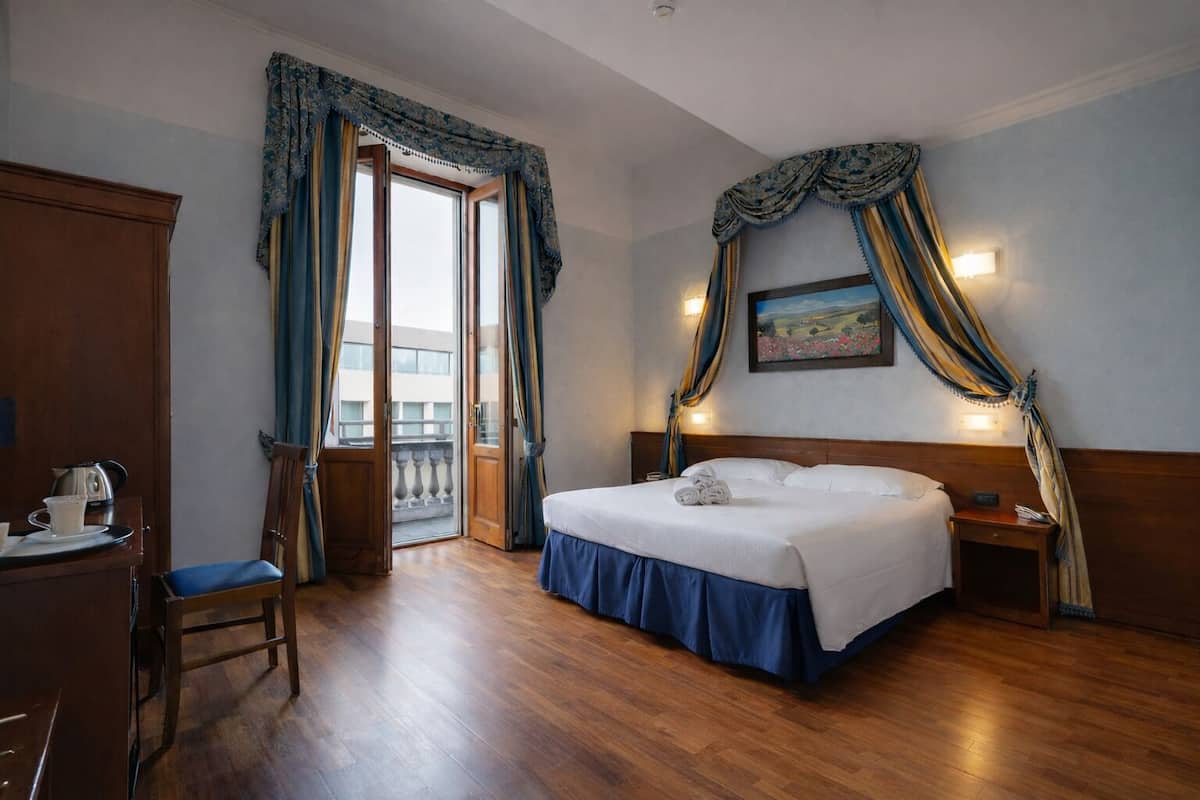 高級雙人房 | 房內夾萬、書桌、免費 Wi-Fi、床單