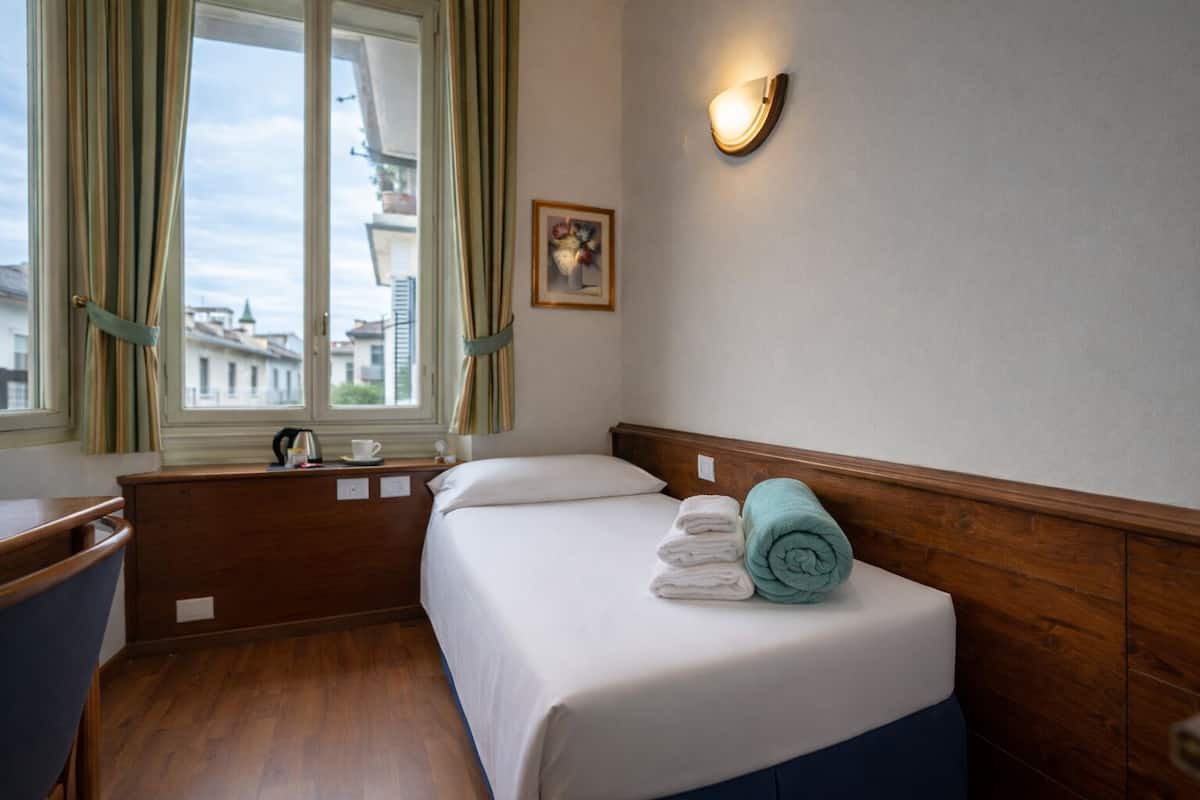 單人房 (Small) | 房內夾萬、書桌、免費 Wi-Fi、床單