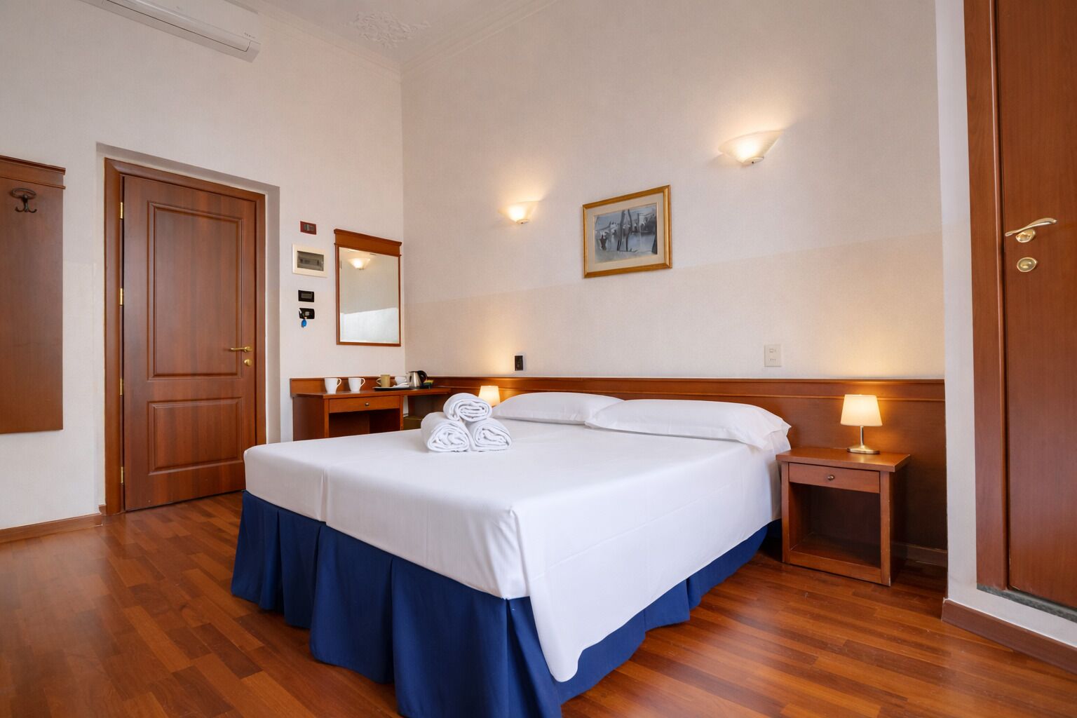 Phòng 4 | Két bảo mật tại phòng, bàn, truy cập Internet không dây miễn phí 