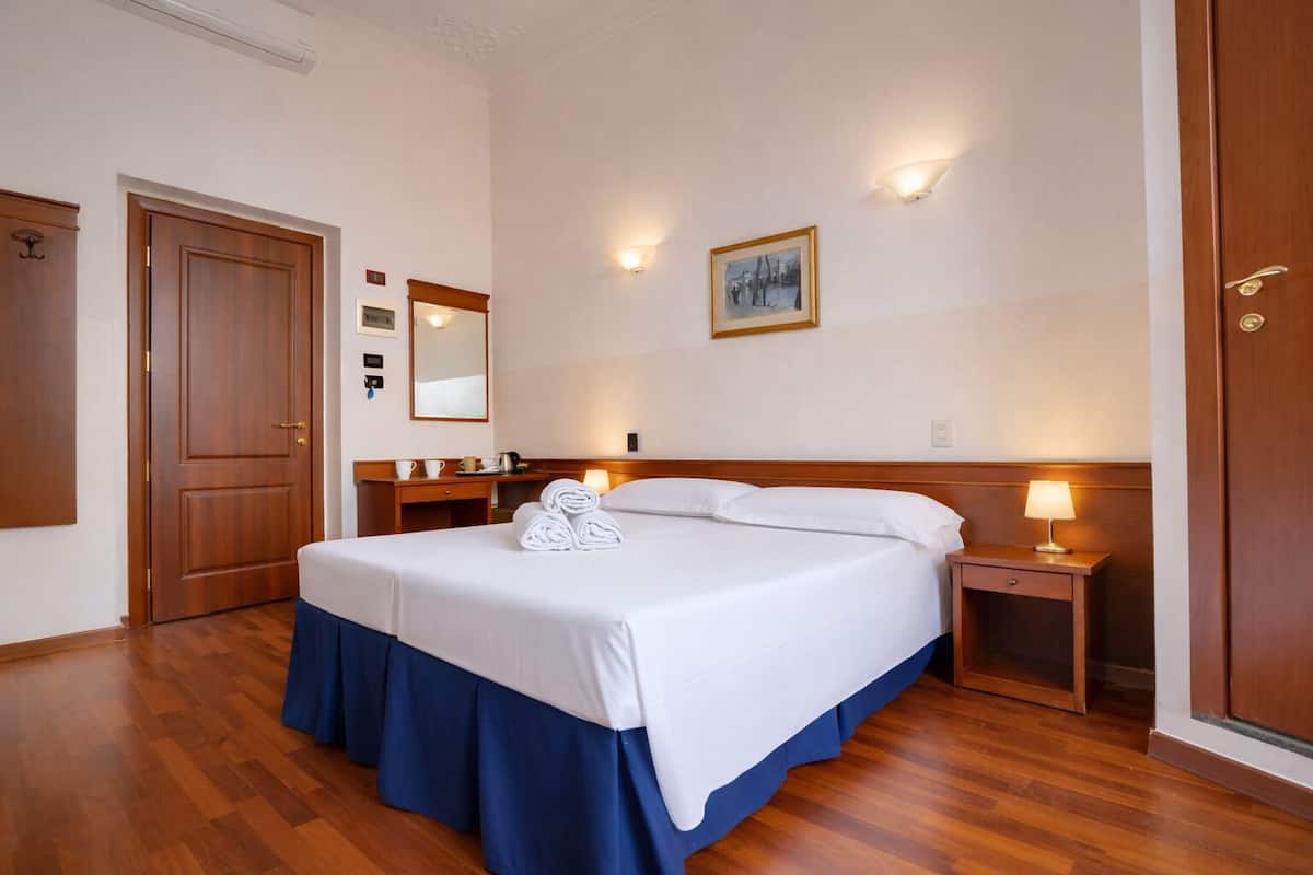 四人房 | 房內夾萬、書桌、免費 Wi-Fi、床單