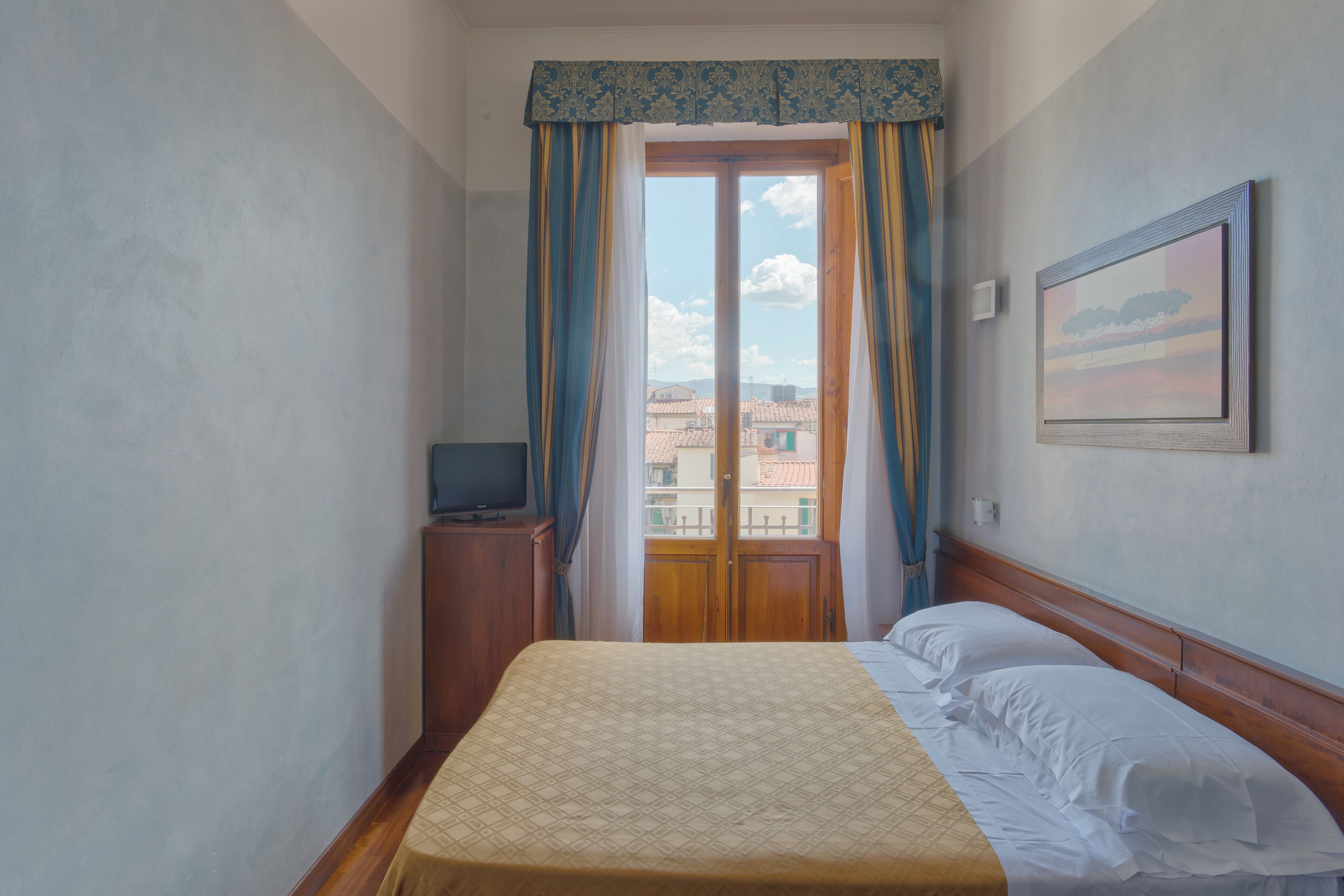 standard double room | in-room safe, desk, free wifi, bed sheets