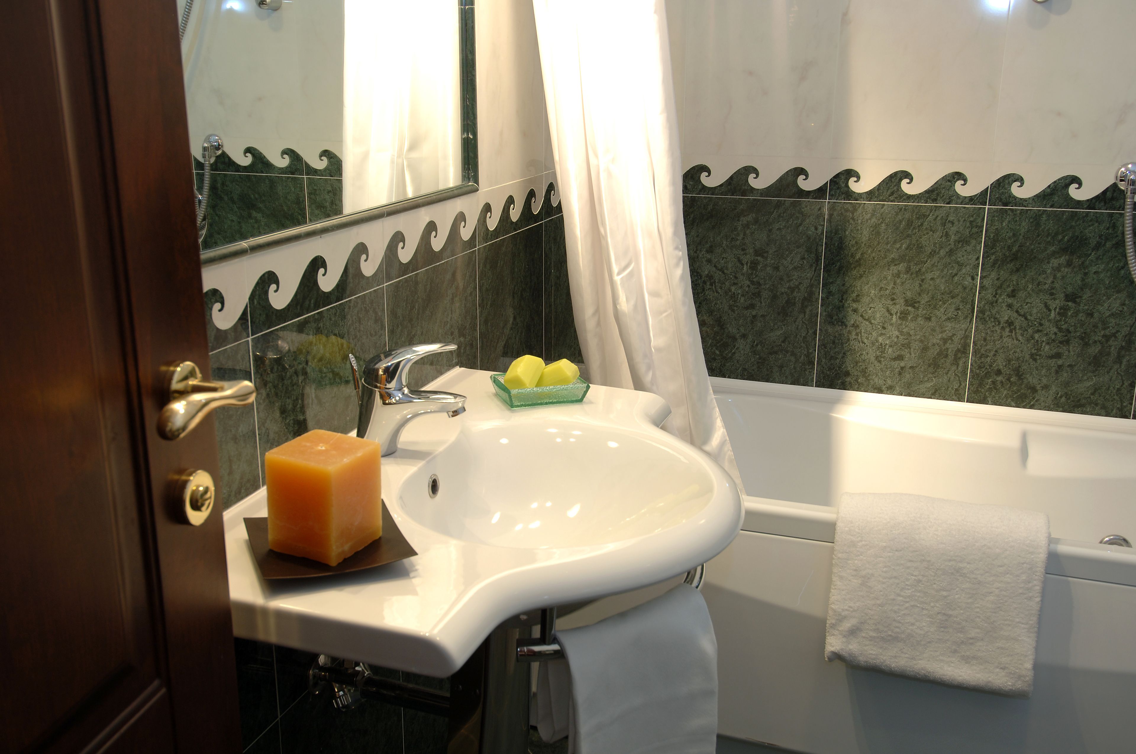 superior double room | bathroom | free toiletries, hair dryer, bidet, towels