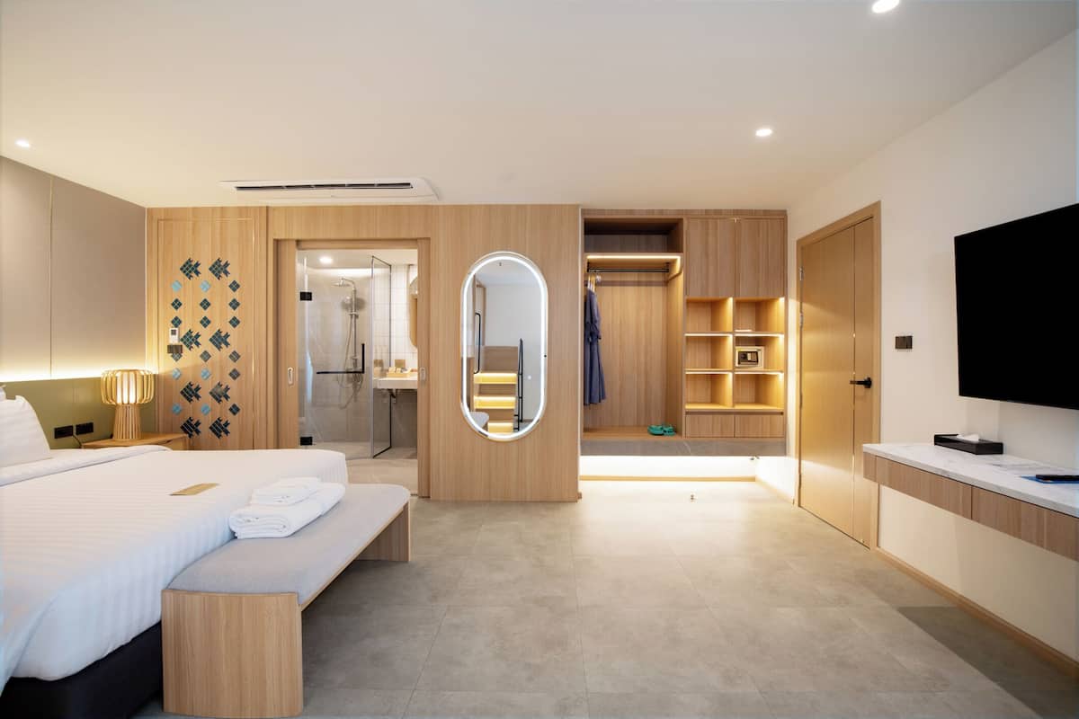 1 bedroom, premium bedding, minibar, in-room safe
