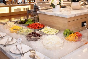 Daily buffet breakfast (THB 300 per person) - Jomtien Thani Hotel (Pattaya)