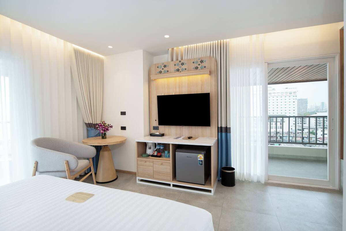 Deluxe Corner Sea View | Premium bedding, minibar, in-room safe, desk