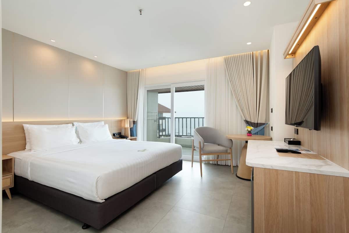 Deluxe Sea View | Premium bedding, minibar, in-room safe, desk