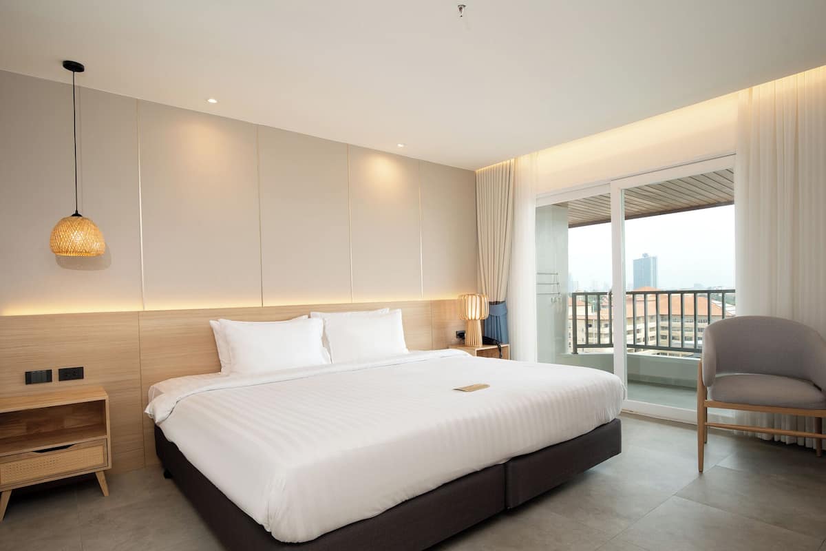 Premium bedding, minibar, in-room safe, desk