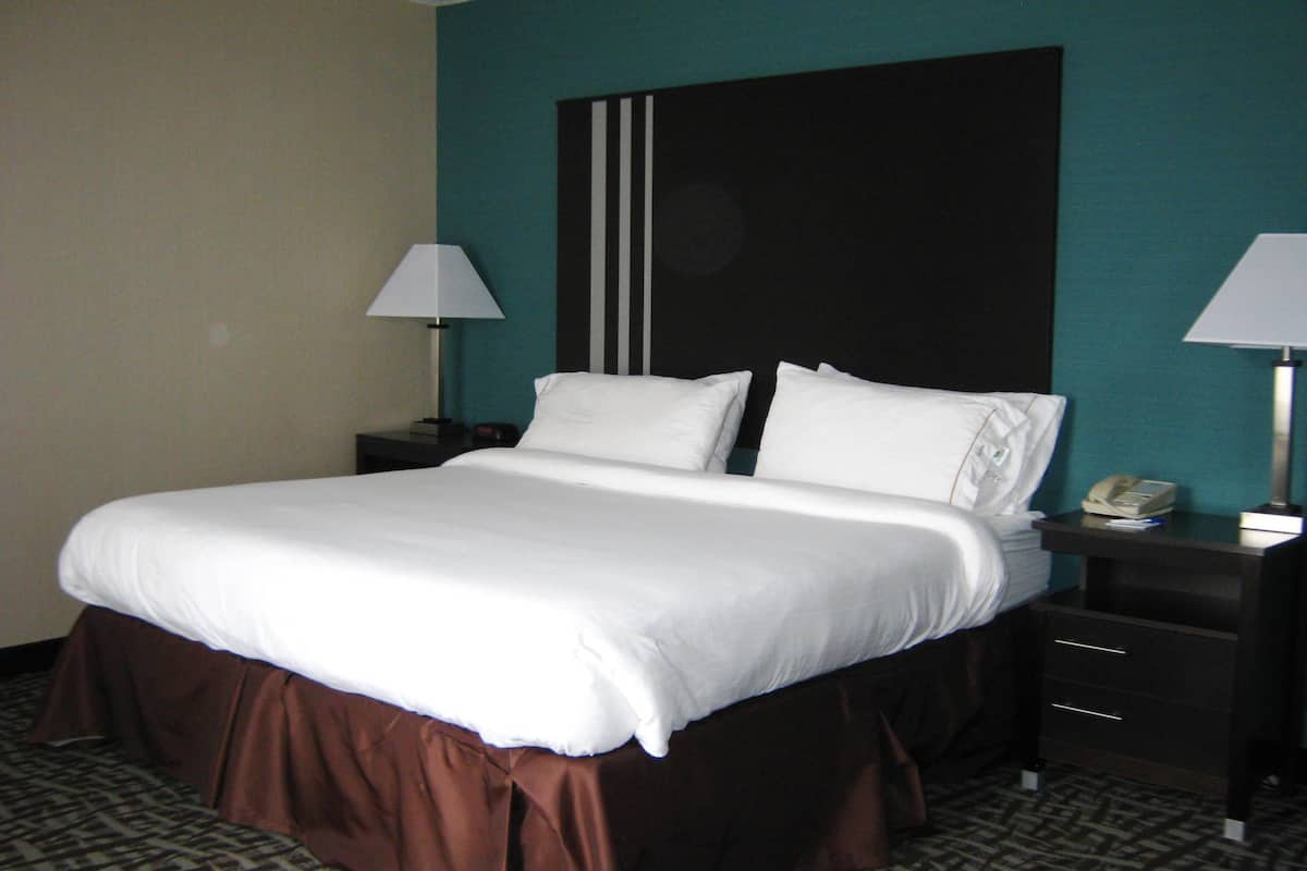 1 bedroom, in-room safe, iron/ironing board, free WiFi