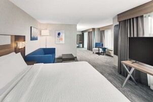 Caja de seguridad en la habitación y tabla de planchar con plancha 