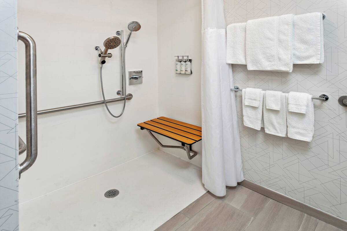 Standard Room, 2 Katil Ratu (Queen), Accessible (Mobil Roll Shower) | Peti besi dalam bilik, seterika/papan seterika, Wi-fi percuma 