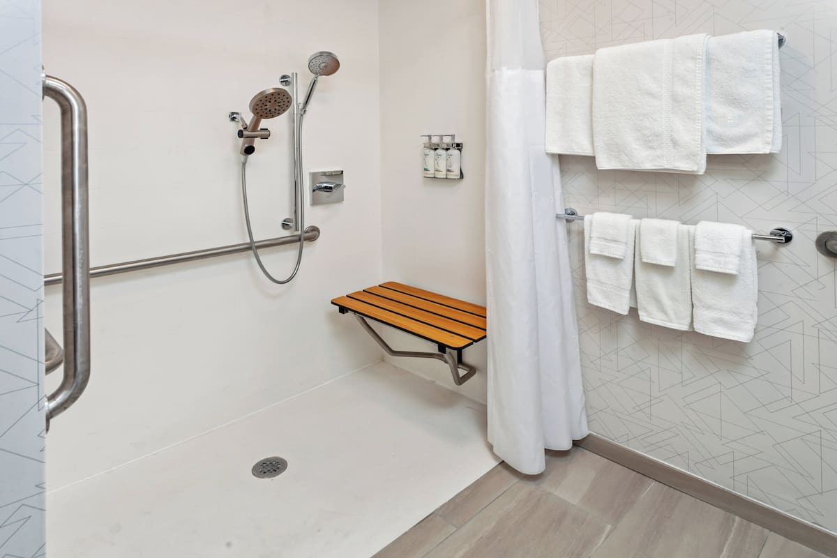 Quarto standard, 2 camas Queen, acessível para pessoas com deficiência física (Mobil Roll Shower) | 1 quarto, cofres nos quartos, ferros/tábuas de passar roupa