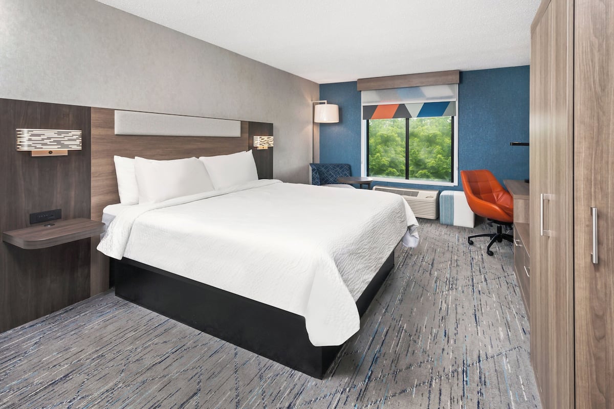 Standard Room, 1 King Bed | 1 bedroom, in-room safe, iron/ironing board, free WiFi