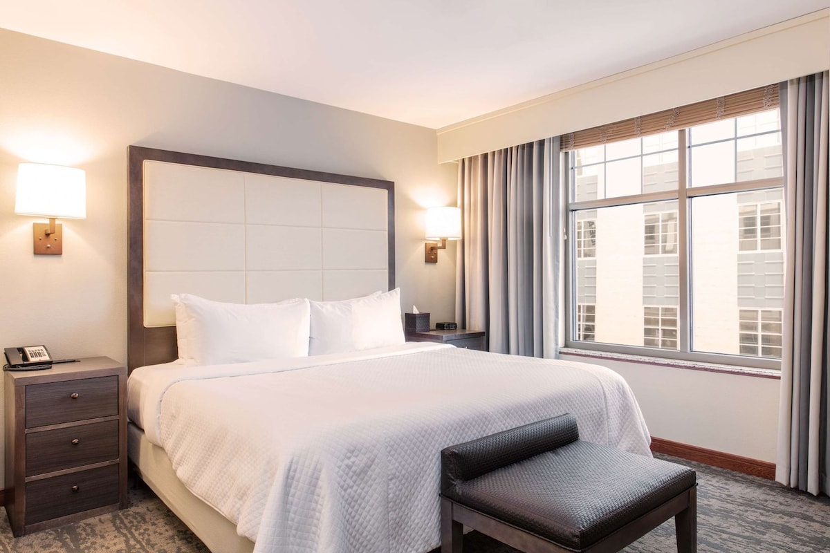 Ropa de cama de alta calidad y minibar 