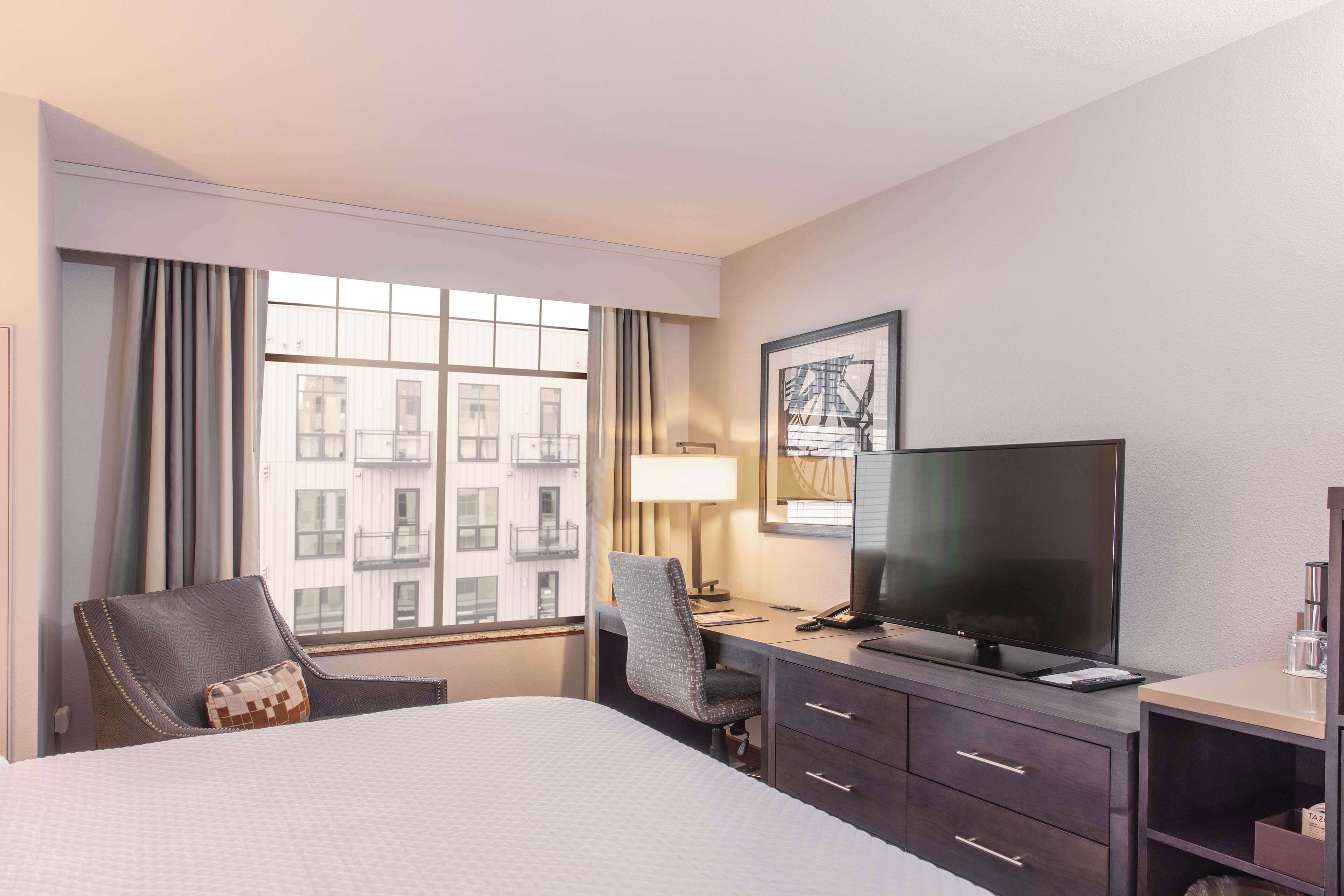 premium bedding, minibar, in-room safe, iron/ironing board