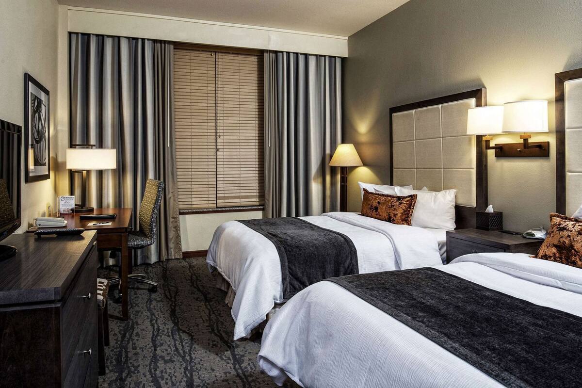 Premium bedding, minibar, in-room safe, iron/ironing board
