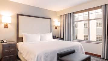Suite, 1 kingsize-seng, ikke-røyk, massasjebadekar (Walk-in Shower;with Sofabed) | Sengetøy av topp kvalitet, minibar, safe på rommet og strykejern/-brett
