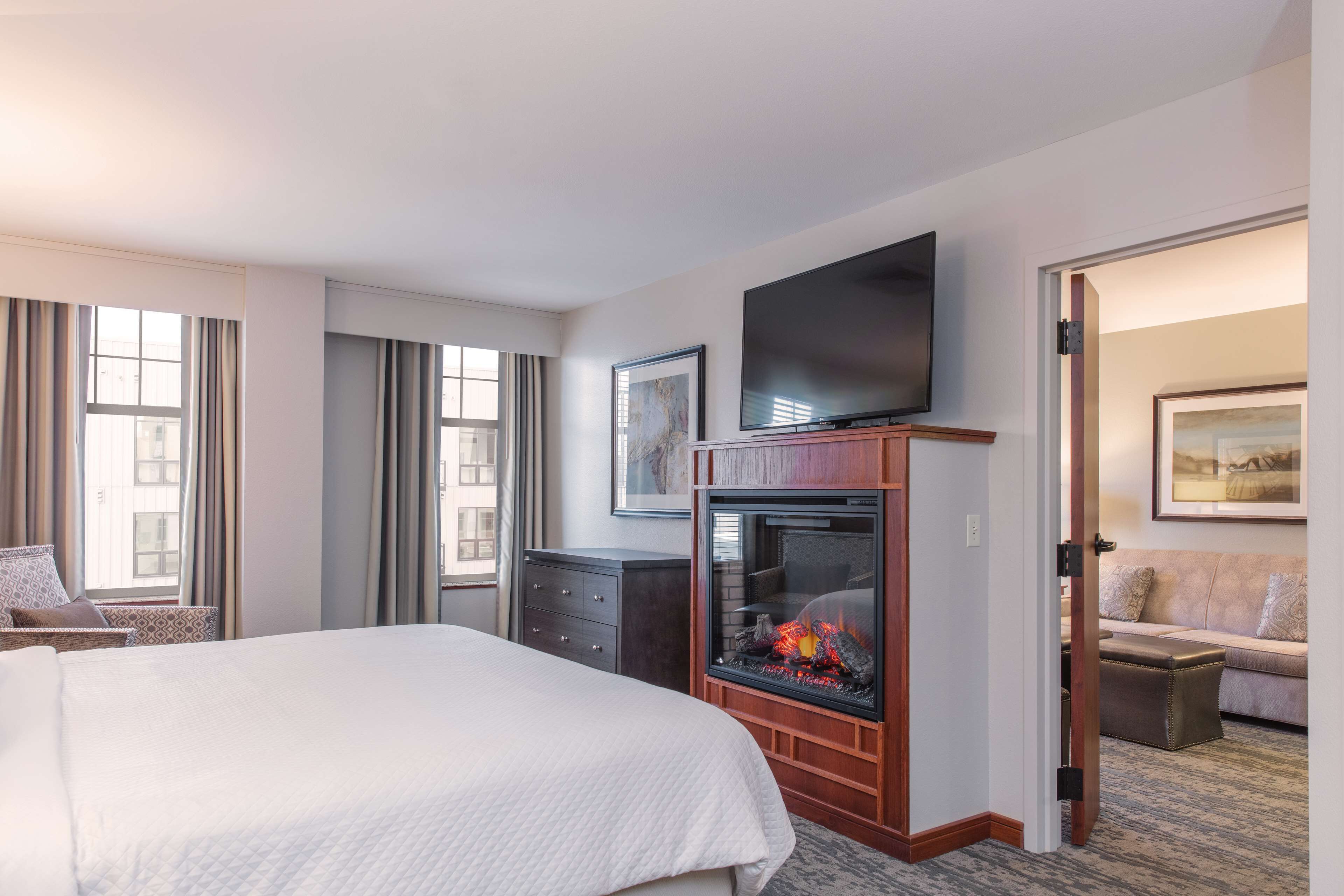 suite, 1 king bed, non smoking, jetted tub (living room;with sofabed) | premium bedding, minibar, in-room safe, iron/ironing board