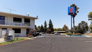A motel with a sign indicating it offers WiFi. - Motel 6 Chico, CA (Chico)
