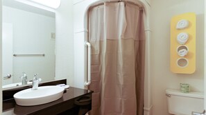 Een douche, handdoeken