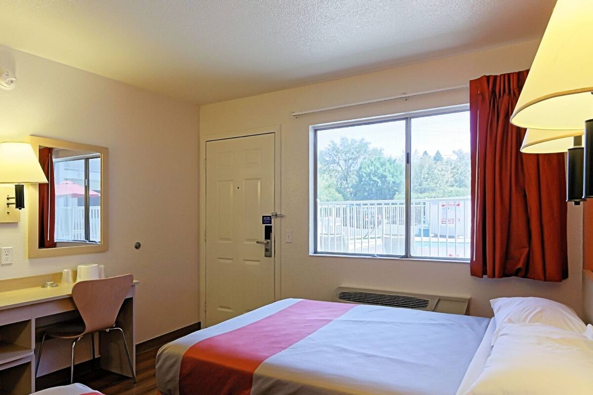 Deluxe Room, 1 Queen Bed, Non Smoking, Refrigerator & Microwave | Free WiFi, bed sheets