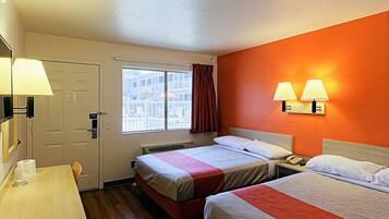 Chambre Deluxe, 2 lits doubles, non-fumeurs, réfrigérateur et four à micro-ondes | Wi-Fi gratuit, draps fournis
