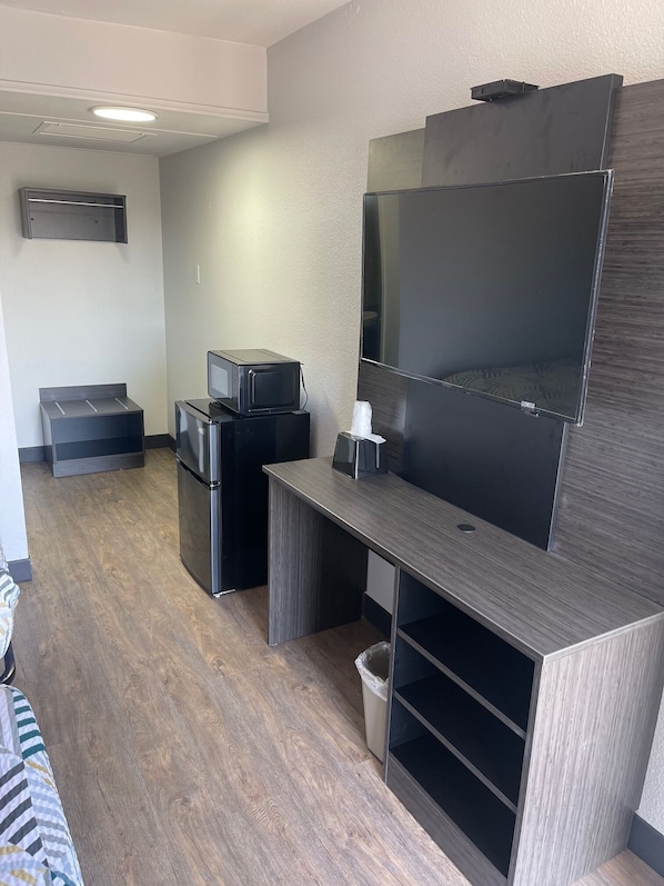 Free WiFi, bed sheets, alarm clocks - Motel 6 Wichita, KS (Wichita)