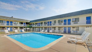 Seasonal outdoor pool - Motel 6 Wichita, KS (Wichita)