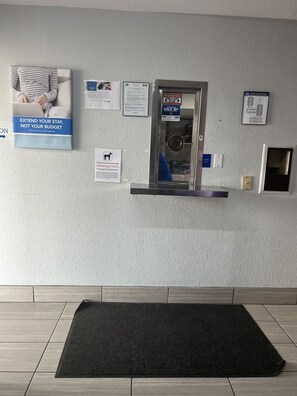 Front of property – evening/night - Motel 6 Wichita, KS (Wichita)