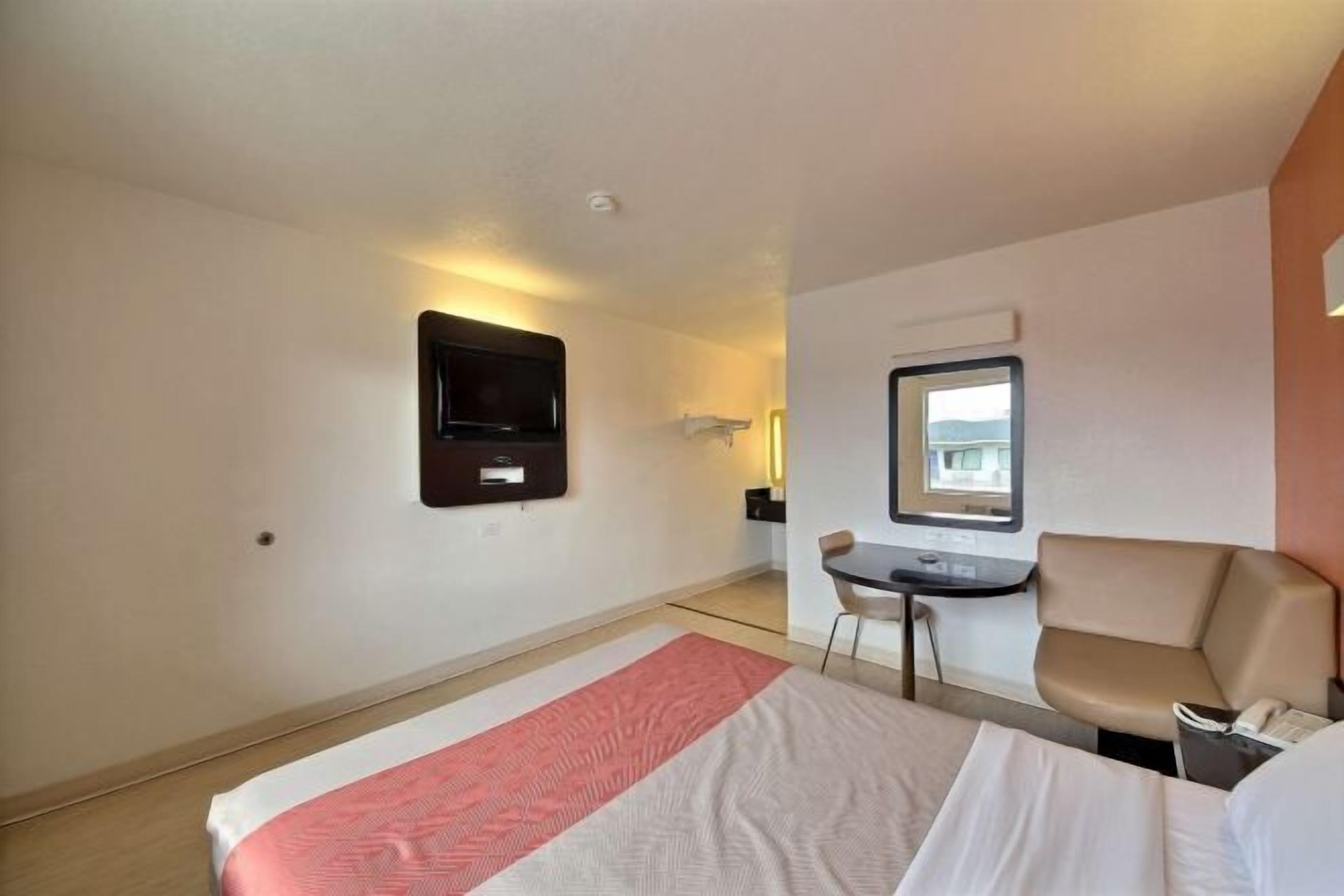 Escrivaninha, espaço de trabalho para notebook, cortinas blackout