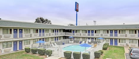 Kauden mukainen ulkouima-allas avoinna 11.00–21.00, aurinkovarjoja