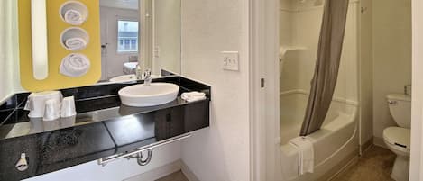 Duschwanne, Handtücher, Seife, Toilettenpapier