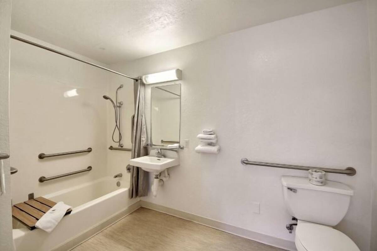 Combined shower/tub, towels, soap, toilet paper