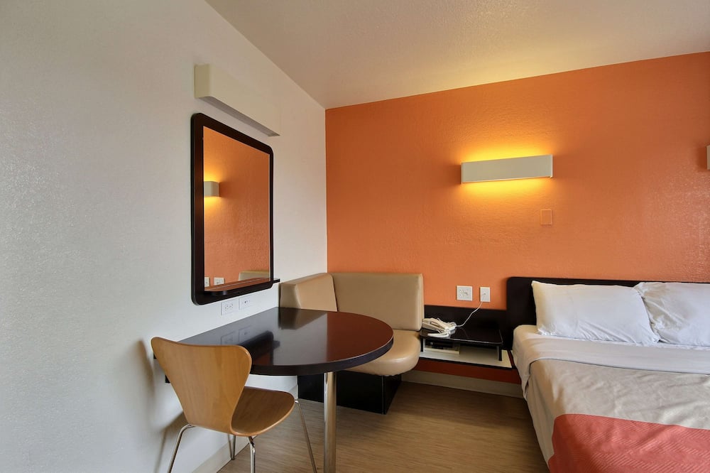 Motel 6 San Marcos, TX