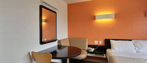 Skrivebord, skrivebord for bærbar PC og blendingsgardiner