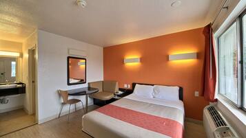 Escritorio, espacio para trabajar con un portátil, cortinas opacas