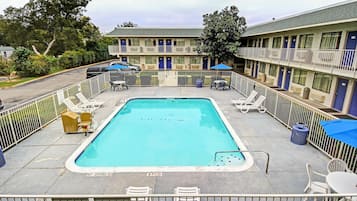 Piscine extérieure (ouverte en saison), parasols de plage