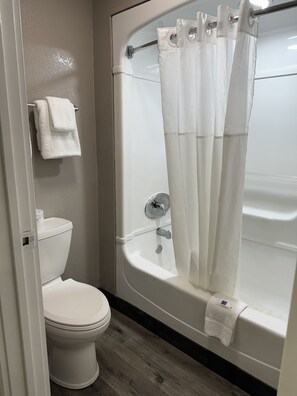 Combined shower/bathtub, towels