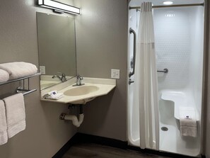 Chambre Standard, 1 grand lit, accessible aux personnes à mobilité réduite, non-fumeur | Salle de bain adaptée